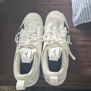 MIZUNO Volleyball White and Black Athletic Sneakers